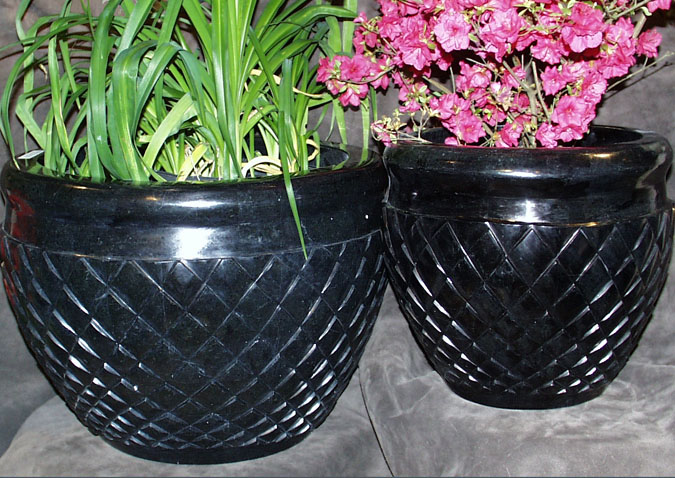 57-0375 - Medium Acorn Planter  Black Stone